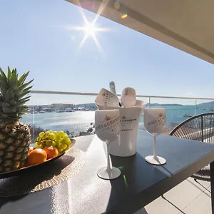https://apartman-blue-waves.hotels-in-trogir.com